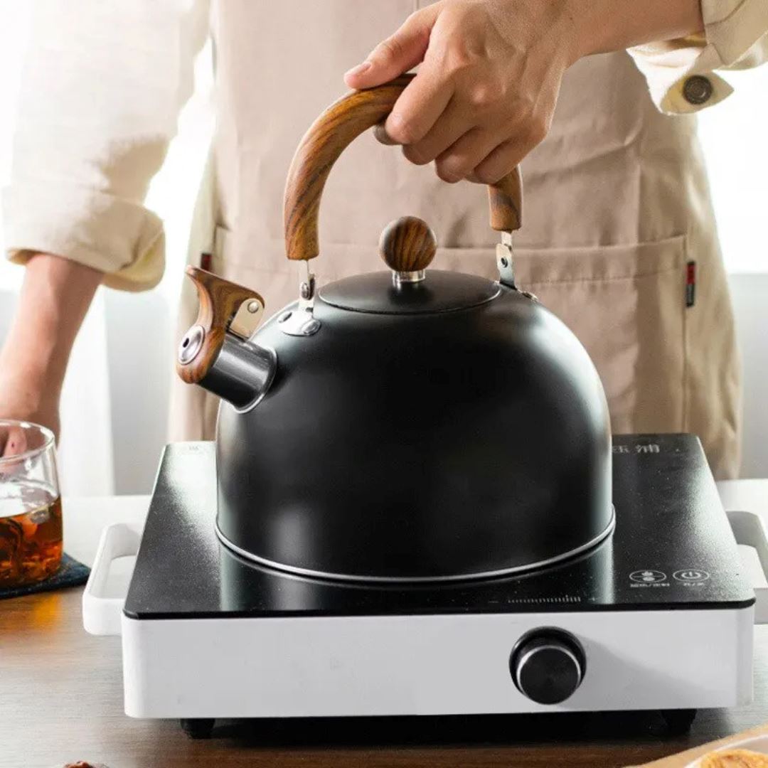 Chaleira com Apito em Aço Inox e Fundo Espesso para Fogão e Indução 3L